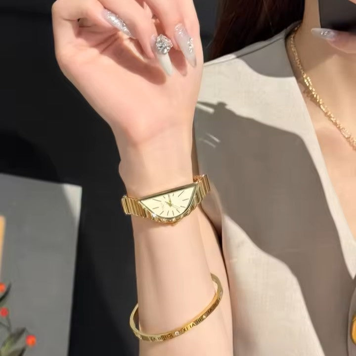ساعة فرنسية فاخرة بسوار ذهبي أنيق